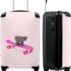 NoBoringSuitcases.com® Kinderkoffer - Handbagage Kinderen - Kitten - Skateboard - Roze - Meisjes - Kinderen - Trollet Op Wieltjes - Past Binnen 55x40x20 Cm En 55x35x25 Cm - Koffer Meisje -Voyago Winkel 1000x1200 11