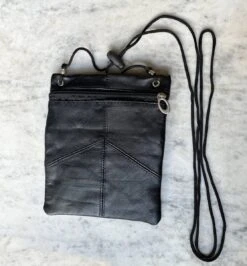 Lundholm Paspoorthouder - Reistas - Paspoort Hoesje - Nektasje - Reisportemonnee - Zwart Leer Nektas Inzetbaar Als Reistas - Reisportemonnee - Paspoorthouder - Paspoort Zwart -Voyago Winkel 1113x1200 6