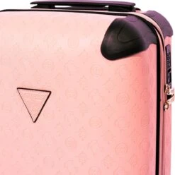 Guess Wilder 18 In 4 Wheeler Dames Reiskoffer - Pale Roze -Voyago Winkel 1197x1200 3