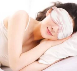 Consumerce® Premium Verduisterend Zijden Slaapmasker Wit | Slaapmasker Vrouwen, Mannen En Kinderen | Oogmasker | Nachtmasker | Slaapmaskers | Pyjama | Nachtmode | Nachtkleding -Voyago Winkel 1200x1108 16