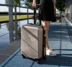 Enrico Benetti Louisville 39040 Driedelige Kofferset Hardcase ABS - Champagne -Voyago Winkel 1200x1124 5