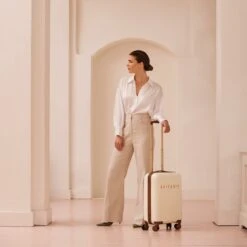 SUITSUIT - Fab Seventies - Antique White - Handbagage (55 Cm) -Voyago Winkel 1200x1200 1253