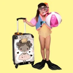 NoBoringSuitcases.com® Kinderkoffer - Trolley Op Wieltjes - Prinses - Hartjes - Kroon - Roze - Meisjes - Koffer Meisje - Past Binnen 55x40x20 Cm En 55x35x25 Cm - Reiskoffer - Fotokoffer -Voyago Winkel 1200x1200 1287