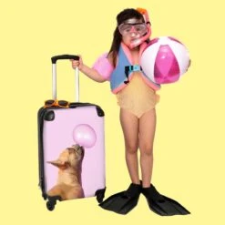 NoBoringSuitcases.com® Kinderkoffer - Hond - Dieren - Kauwgom - Roze - Kinderen - Trolley Kinderen - Past Binnen 55x40x20 Cm En 55x35x25 Cm - Reiskoffer Met Wielen - Koffertje 19 NoBoringSuitcases.com® Kinderkoffer - Hond - Dieren - Kauwgom - Roze - Kinderen - Trolley Kinderen - Past Binnen 55x40x20 Cm En 55x35x25 Cm - Reiskoffer Met Wielen - Koffertje -Voyago Winkel 1200x1200 1347