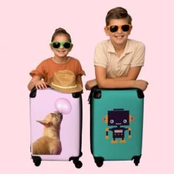NoBoringSuitcases.com® Kinderkoffer - Hond - Dieren - Kauwgom - Roze - Kinderen - Trolley Kinderen - Past Binnen 55x40x20 Cm En 55x35x25 Cm - Reiskoffer Met Wielen - Koffertje 20 NoBoringSuitcases.com® Kinderkoffer - Hond - Dieren - Kauwgom - Roze - Kinderen - Trolley Kinderen - Past Binnen 55x40x20 Cm En 55x35x25 Cm - Reiskoffer Met Wielen - Koffertje -Voyago Winkel 1200x1200 1348