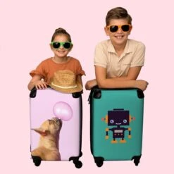 NoBoringSuitcases.com® Kinderkoffer - Hond - Dieren - Kauwgom - Roze - Kinderen - Trolley Kinderen - Past Binnen 55x40x20 Cm En 55x35x25 Cm - Reiskoffer Met Wielen - Koffertje 22 NoBoringSuitcases.com® Kinderkoffer - Hond - Dieren - Kauwgom - Roze - Kinderen - Trolley Kinderen - Past Binnen 55x40x20 Cm En 55x35x25 Cm - Reiskoffer Met Wielen - Koffertje -Voyago Winkel 1200x1200 1350