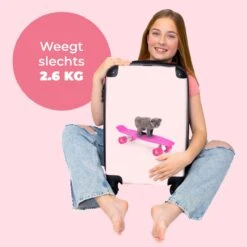 NoBoringSuitcases.com® Kinderkoffer - Handbagage Kinderen - Kitten - Skateboard - Roze - Meisjes - Kinderen - Trollet Op Wieltjes - Past Binnen 55x40x20 Cm En 55x35x25 Cm - Koffer Meisje -Voyago Winkel 1200x1200 1485