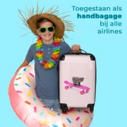 NoBoringSuitcases.com® Kinderkoffer - Handbagage Kinderen - Kitten - Skateboard - Roze - Meisjes - Kinderen - Trollet Op Wieltjes - Past Binnen 55x40x20 Cm En 55x35x25 Cm - Koffer Meisje -Voyago Winkel 1200x1200 1488