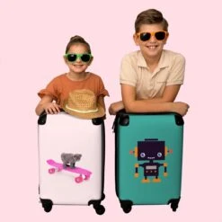 NoBoringSuitcases.com® Kinderkoffer - Handbagage Kinderen - Kitten - Skateboard - Roze - Meisjes - Kinderen - Trollet Op Wieltjes - Past Binnen 55x40x20 Cm En 55x35x25 Cm - Koffer Meisje -Voyago Winkel 1200x1200 1490