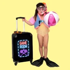 NoBoringSuitcases.com® Koffer - Trolley Op Wieltjes - Neon - Game Room - Tekst - Controller - Zwart - Reiskoffer - Past Binnen 55x40x20 Cm En 55x35x25 Cm - Koffertje - Trolley Handbagage -Voyago Winkel 1200x1200 1500