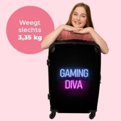 NoBoringSuitcases.com® Koffer Groot - Gaming - Quotes - Neon - Gaming Diva - Vrouwen - Trolley Koffer Met TSA-slot - Met Wielen - 90 Liter - Reiskoffer - 66 Cm -Voyago Winkel 1200x1200 1751
