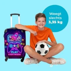 NoBoringSuitcases.com® Koffer Groot - Gaming - Console - Neon - Jongens - Trolley Koffer Met TSA-slot - Met Wielen - 90 Liter - Reiskoffer - 66 Cm 11 NoBoringSuitcases.com® Koffer Groot - Gaming - Console - Neon - Jongens - Trolley Koffer Met TSA-slot - Met Wielen - 90 Liter - Reiskoffer - 66 Cm -Voyago Winkel 1200x1200 1800