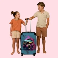 NoBoringSuitcases.com® Koffer Groot - Monstertruck - Verf - Graffiti - Roze - Neon - Trolley Koffer Met TSA-slot - Met Wielen - 90 Liter - Reiskoffer - 66 Cm -Voyago Winkel 1200x1200 1889