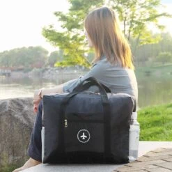 Merkloos Duurzame Reistas Voor Weekendjes Weg - Waterdicht - Met Handige Insteekvakken - Zwart -Voyago Winkel 1200x1200 2572