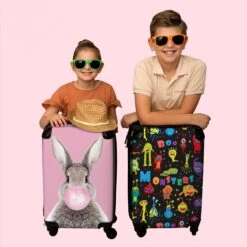NoBoringSuitcases.com® Koffer - Monster - Kleuren - Kinderen - Ruimte - Past Binnen 55x40x20 Cm En 55x35x25 Cm - Handbagage - Trolley - Fotokoffer - Cabin Size - Print -Voyago Winkel 1200x1200 285