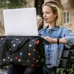 Reisenthel Allrounder M Reistas Sporttas - Maat M - 18L - Dots Zwart -Voyago Winkel 1200x1200 2872