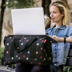 Reisenthel Allrounder M Reistas Sporttas - Maat M - 18L - Dots Zwart -Voyago Winkel 1200x1200 2873