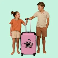 NoBoringSuitcases.com® Koffer Groot - Slak - Roze - Meisjes - Racen - Trolley Koffer Met TSA-slot - Met Wielen - 90 Liter - Reiskoffer - 66 Cm -Voyago Winkel 1200x1200 303