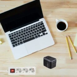 STARMAN Universele Wereldstekker Met USB-C En 3 USB Poorten - 2000 Watt Internationale Reisstekker Voor 150+ Landen - Zwart -Voyago Winkel 1200x1200 3149