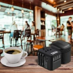 TRVLMORE Universele Wereldstekker - USB-C En 4 USB Poorten - 2000W - Internationale Reisstekker - Zwart -Voyago Winkel 1200x1200 3186