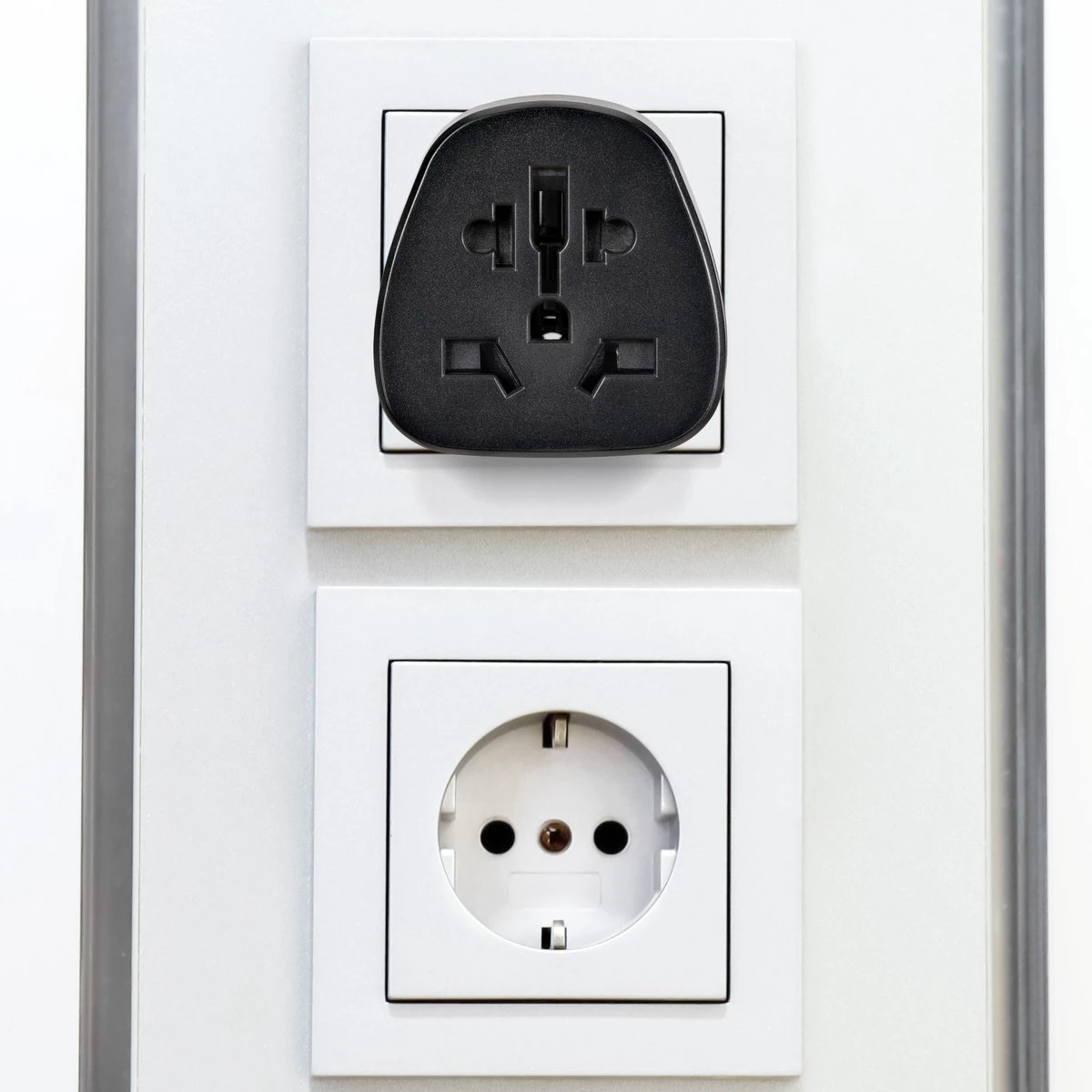 Kwcommerce Reisstekker UK Naar EU – Geschikt Voor Stopcontacten Type C, E En F - Set Van 2 Stuks - Reisadapters - Zwart 11 Kwcommerce Reisstekker UK Naar EU – Geschikt Voor Stopcontacten Type C, E En F - Set Van 2 Stuks - Reisadapters - Zwart - Afbeelding 9