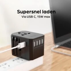 Hermanos® Reisstekker - Universele Wereldstekker Met USB-C En 4 USB Poorten - Internationale Reisstekker Voor 150+ Landen - 2000 Watt - Amerika (USA) - Engeland (UK) - Australië - Azië - Zuid Amerika - Afrika - Zwart - HWS01 -Voyago Winkel 1200x1200 3322