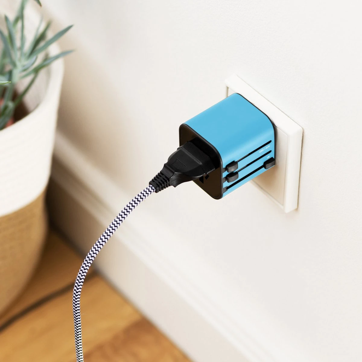 Kwmobile Wereldstekker Universeel - Reisstekker Geschikt Voor De Hele Wereld - Europa, Verenigde Staten, Afrika, Australië En Azië - Blauw 4 Kwmobile Wereldstekker Universeel - Reisstekker Geschikt Voor De Hele Wereld - Europa, Verenigde Staten, Afrika, Australië En Azië - Blauw - Afbeelding 2