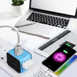 FEDEC Universele Wereldstekker Met 4 USB Poorten - Internationale Reisstekker Voor 150+ Landen - Engeland (UK) - Amerika (USA) - Australië - Azië - Zuid Amerika - Reis Adapter - Wereld Stekker - Oplader – Zwart -Voyago Winkel 1200x1200 3329