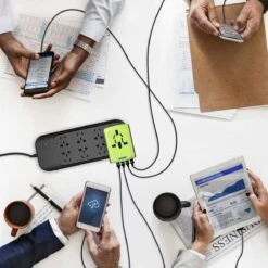 FEDEC Universele Wereldstekker Met 4 USB Poorten - Internationale Reisstekker Voor 150+ Landen - Engeland (UK) - Amerika (USA) - Australië - Azië - Zuid Amerika - Reis Adapter - Wereld Stekker - Oplader – Zwart -Voyago Winkel 1200x1200 3332