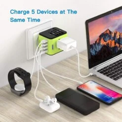 FEDEC Universele Wereldstekker Met 4 USB Poorten - Internationale Reisstekker Voor 150+ Landen - Engeland (UK) - Amerika (USA) - Australië - Azië - Zuid Amerika - Reis Adapter - Wereld Stekker - Oplader – Zwart -Voyago Winkel 1200x1200 3333