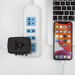 ForDig Universele Wereldstekker Met 4 Fast Charge USB En 1 USB-C Poort - Reisstekker Geschikt Voor 150+ Landen -Voyago Winkel 1200x1200 3376