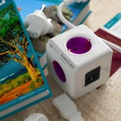 DesignNest PowerCube ReWirable DUO USB Reisstekker - Reis Adapter - 4 Stopcontacten - 2 USB Laders - 3x Wereld Reis Plug + 1 Meter IEC EU Kabel DE - Wit/Paars - Wereld Stekker -Voyago Winkel 1200x1200 3381