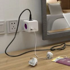 DesignNest PowerCube ReWirable DUO USB Reisstekker - Reis Adapter - 4 Stopcontacten - 2 USB Laders - 3x Wereld Reis Plug + 1 Meter IEC EU Kabel DE - Wit/Paars - Wereld Stekker -Voyago Winkel 1200x1200 3382