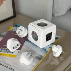 DesignNest PowerCube ReWirable Reisstekker + 4x Wereldstekkers - Wit/Grijs - 5 Stopcontacten - Wereld Adapter