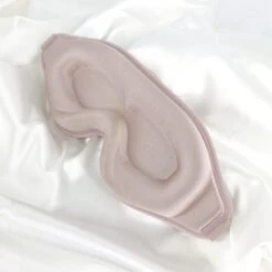 YUBBI Satijnen 3D Slaapmasker - Oogmasker - Verduisterend - Reismasker - Ergonomisch - Licht Roze -Voyago Winkel 1200x1200 3587