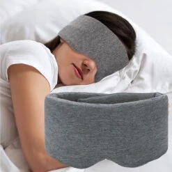 Luxe Slaapmasker - Grijs - Reizen - Reis - 100% Verduisterend Slaapmasker + Opbergzakje - Verstelbaar Oogmasker - Zacht En Ademend - Blinddoek - Vrouwen - Mannen - Kinderen - Slaap Masker - Nachtmasker - Slaapmaskers -Voyago Winkel 1200x1200 3624