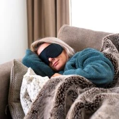 Infinity Goods Slaapmasker - Inclusief Luxe Opberghoes - 3D Ademend Traagschuim - 100% Verduisterend - Vrouwen En Mannen - Ergonomisch - Oogmasker - Zwart -Voyago Winkel 1200x1200 3832