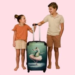 NoBoringSuitcases.com® Koffer Groot - Krokodil - Kroon - Goud - Ballet - Portret - Trolley Koffer Met TSA-slot - Met Wielen - 90 Liter - Reiskoffer - 66 Cm -Voyago Winkel 1200x1200 417