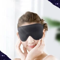 Rivérra Slaapmasker - Vrouwen En Mannen - 3D Oogmasker - 100% Verduisterend - Traagschuim En Zijde - Verstelbaar - Zwart - Blinddoek - Inclusief Reistas En Oordopjes -Voyago Winkel 1200x1200 4425
