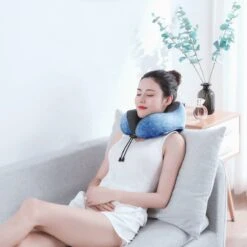 SVH Company Premium Nekkussen Met Gratis Slaapmasker En Oordoppen – Ergonomische Memory Foam Reiskussen Voor Op Reis – Auto Vliegtuig Reis Nek Kussen Travel Pillow – Blauw -Voyago Winkel 1200x1200 4582