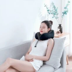 SVH Company Premium Nekkussen Met Gratis Slaapmasker En Oordoppen – Ergonomische Memory Foam Reiskussen Voor Op Reis – Auto Vliegtuig Reis Nek Kussen Travel Pillow – Zwart -Voyago Winkel 1200x1200 4649