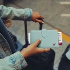 Casemania Paspoort Hoes - Paspoorthouder - Luxe Beschermhoes Voor Paspoort & Kaarthouder - Licht Blauw -Voyago Winkel 1200x1200 4728