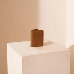 SUITSUIT - Fab Seventies - Burned Caramel - Paspoorthoesje -Voyago Winkel 1200x1200 4735