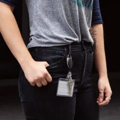 Kwmobile Sleutelhanger Met Uittrekbaar Koord - Set Van 2 Stuks - Uitschuifbare Broekclip Voor Sleutels En Pasje - Uittrekbare Pasjeshouder - Zwart -Voyago Winkel 1200x1200 4738