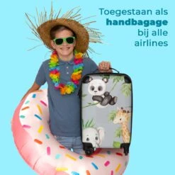 NoBoringSuitcases.com® Koffer - Jungle - Panda - Olifant - Giraffe - Kinderen - Past Binnen 55x40x20 Cm En 55x35x25 Cm - Handbagage - Trolley - Fotokoffer - Cabin Size - Print -Voyago Winkel 1200x1200 618