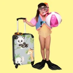 NoBoringSuitcases.com® Koffer - Jungle - Panda - Olifant - Giraffe - Kinderen - Past Binnen 55x40x20 Cm En 55x35x25 Cm - Handbagage - Trolley - Fotokoffer - Cabin Size - Print -Voyago Winkel 1200x1200 619