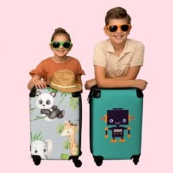 NoBoringSuitcases.com® Koffer - Jungle - Panda - Olifant - Giraffe - Kinderen - Past Binnen 55x40x20 Cm En 55x35x25 Cm - Handbagage - Trolley - Fotokoffer - Cabin Size - Print -Voyago Winkel 1200x1200 620