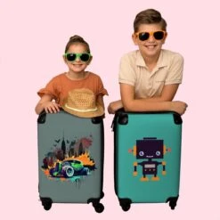 NoBoringSuitcases.com® Auto - Graffiti - New York - Groen - Koffer Kinderen - Kind - Reiskoffer Met Wielen - Koffer Jongens - Past Binnen 55x40x20 Cm En 55x35x25 Cm - Fotokoffer - Handbagagekoffer -Voyago Winkel 1200x1200 760