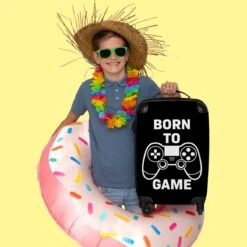NoBoringSuitcases.com® Koffer - Quote - Gaming - Controller - Boys - Past Binnen 55x40x20 Cm En 55x35x25 Cm - Handbagage - Trolley - Fotokoffer - Cabin Size - Print -Voyago Winkel 1200x1200 979