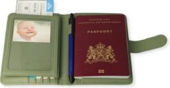 Casemania Paspoort Hoes - Paspoorthouder - Luxe Beschermhoes Voor Paspoort & Kaarthouder - Groen -Voyago Winkel 1200x624 5